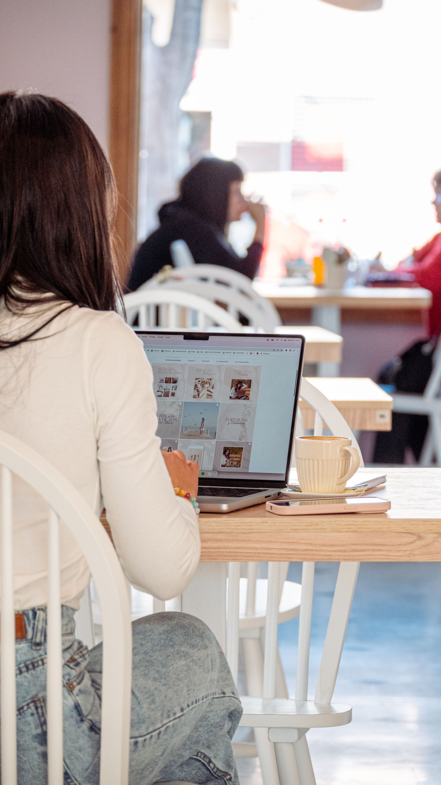 Flujo de creación de contenido con IA desde idea hasta publicación en redes sociales