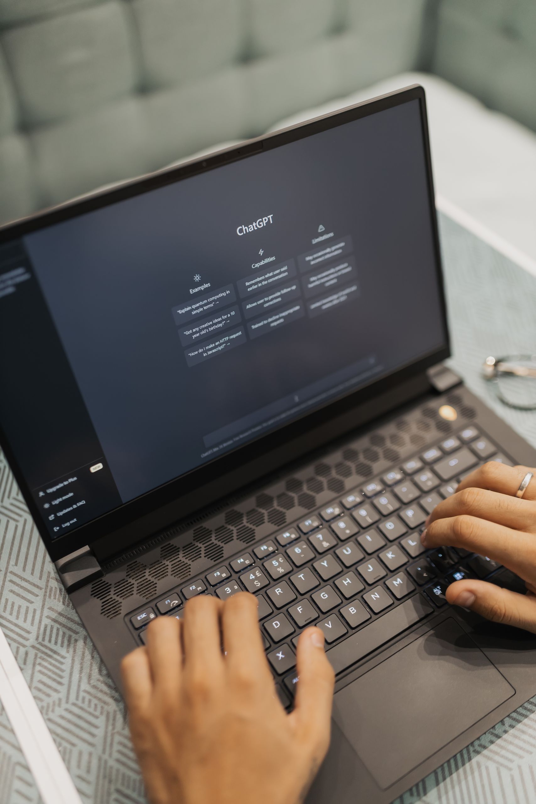 Estudiante usando ChatGPT para estudiar mejor con apuntes digitales