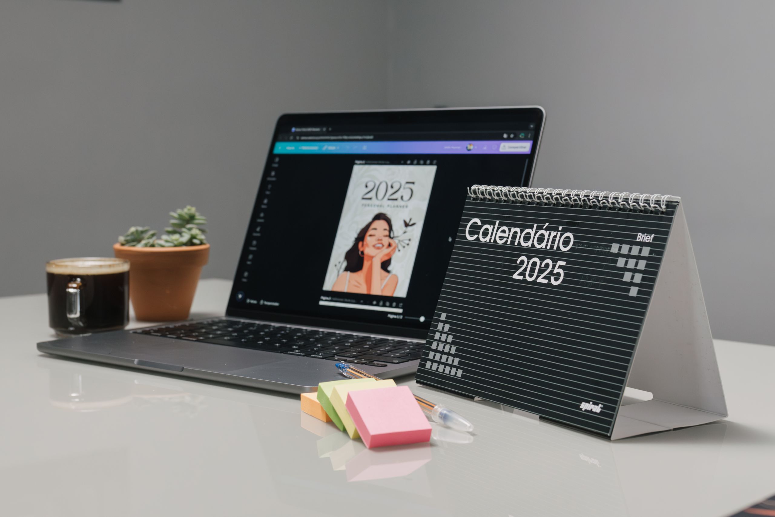 Espacio de trabajo digital con ChatGPT, documentos, calendario y tareas de productividad